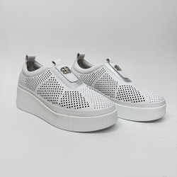 Białe sneakersy LUNA na...